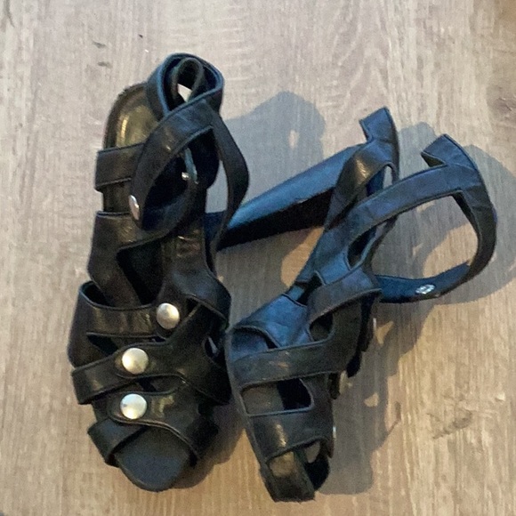 4 inch black heel with 4 button laches - Picture 2 of 4